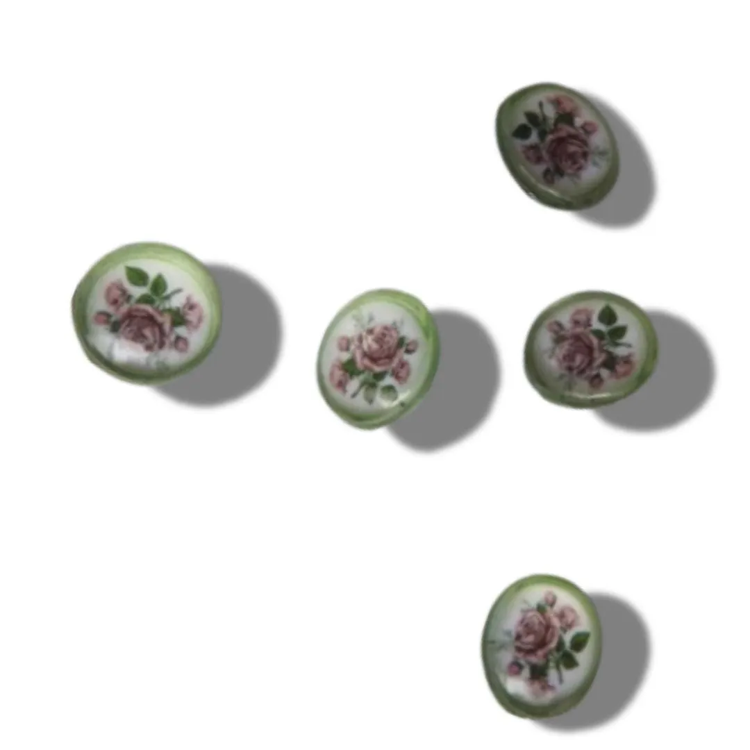 Round-shaped flower buttons